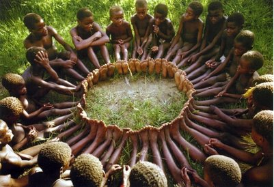 criancas  de uma tribo sentadas em rodas
